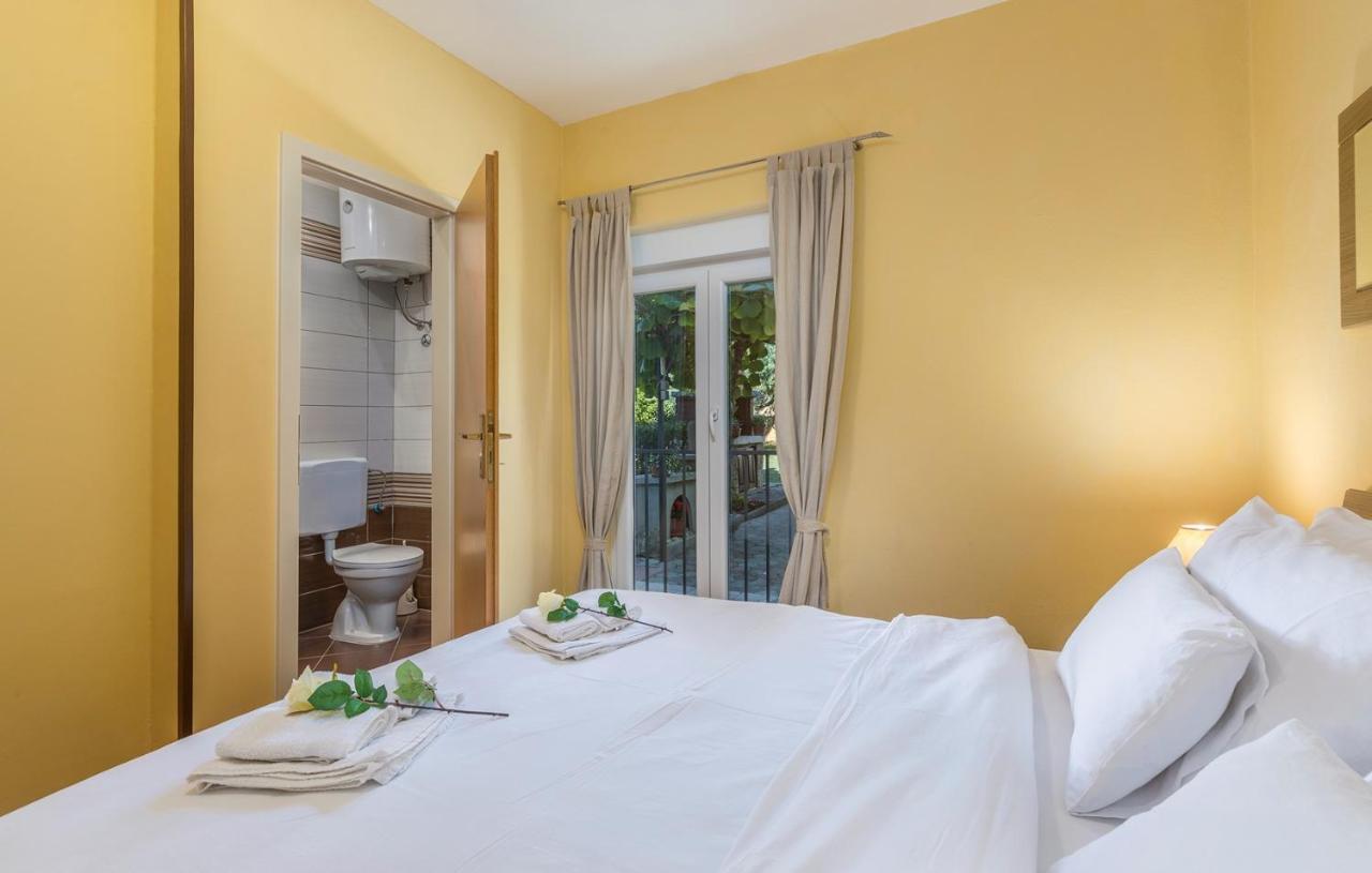 Apartments Loredana โปเรช ภายนอก รูปภาพ